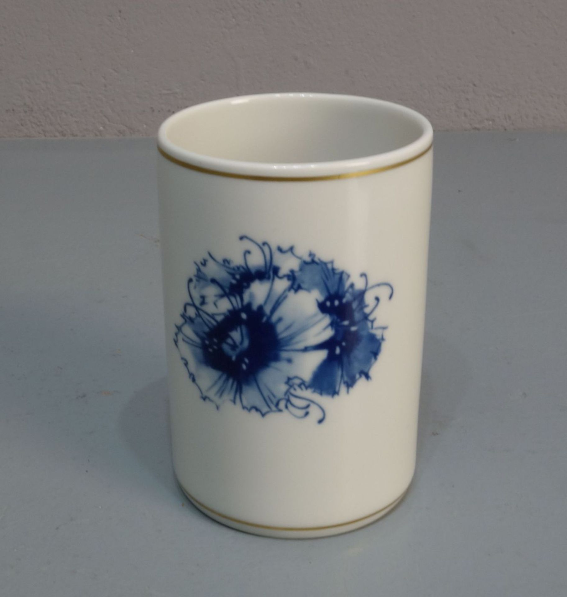 VASE / BECHER, Porzellan Manufaktur Meissen, unterglasurblaue Schwertermarke, Marke seit 1934 (1. - Image 2 of 3