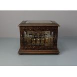 LIKÖR - SCHATULLE / liqueur box, Eiche und Glas, um 1880. Allseitig facettiert verglaster,