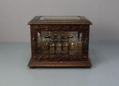 LIKÖR - SCHATULLE / liqueur box, Eiche und Glas, um 1880. Allseitig facettiert verglaster,