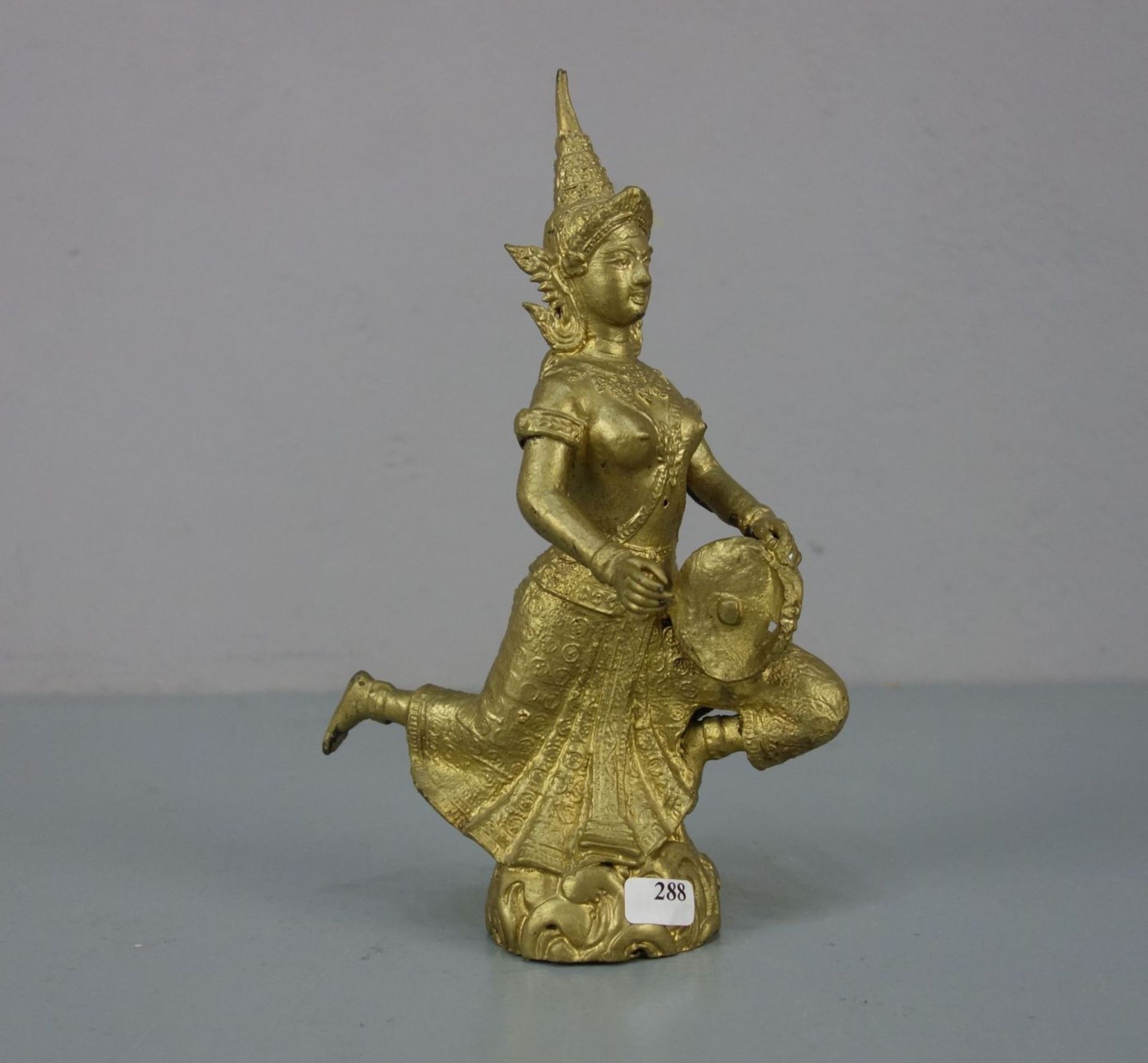 TEMPEL-SKULPTUR MIT INSTRUMENT / sculpture, goldbronziert, wohl Thailand 20. Jh. Vollplastische