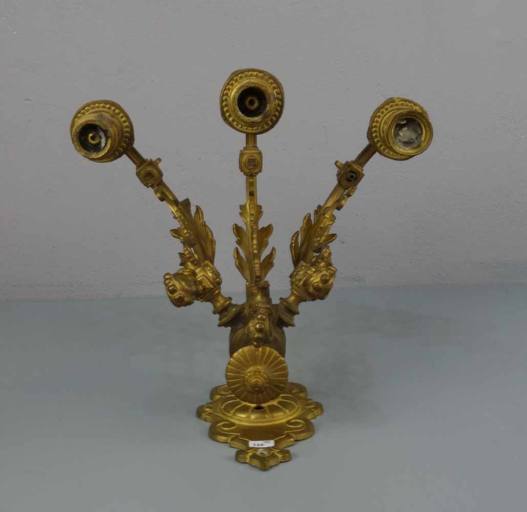 PAAR WANDLEUCHTER / pair of wall lamps, Bronze - Gelbguss, um 1900, mit drei Brennstellen. - Image 2 of 3