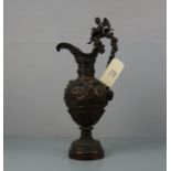 ZIERKANNE DES HISTORISMUS / ORNAMENTAL JUG OF HISTORISM, um 1880, ungemarkt. Bronzierter Metallguss