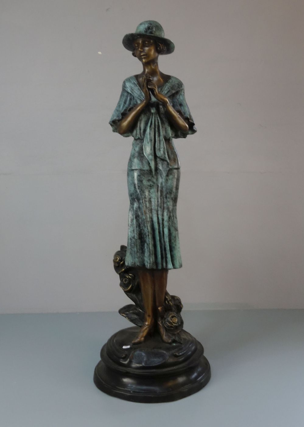 nach PILET, LEON (Paris 1840- 1916 ebd.), Skulptur / sculpture: "Junge Frau mit Blüten", Bronze,