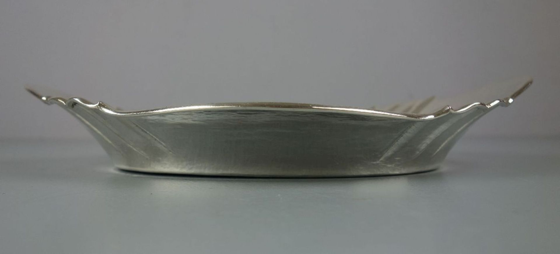 SILBERNE SCHALE / silver bowl, 800er Silber (342 g), gepunzt mit Halbmond, Krone und - Bild 2 aus 4