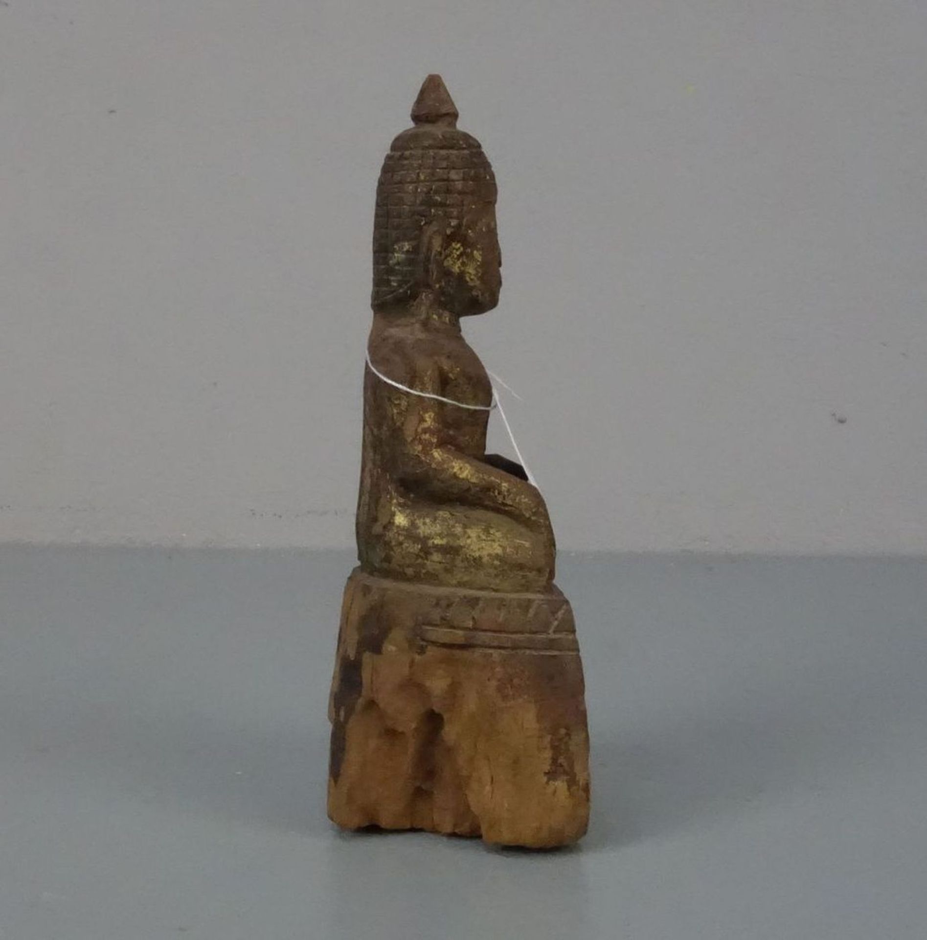 SKULPTUR: "Buddha / Sitzender Buddha im Lotussitz", wohl Thailand 17. Jh., Holz, geschnitzt und mit - Bild 3 aus 5