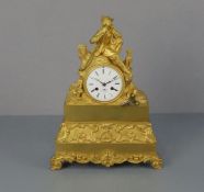 FIGÜRLICHE PENDULE / KAMINUHR "Wanderer auf der Rast" / fire place clock, Frankreich, um 1840.