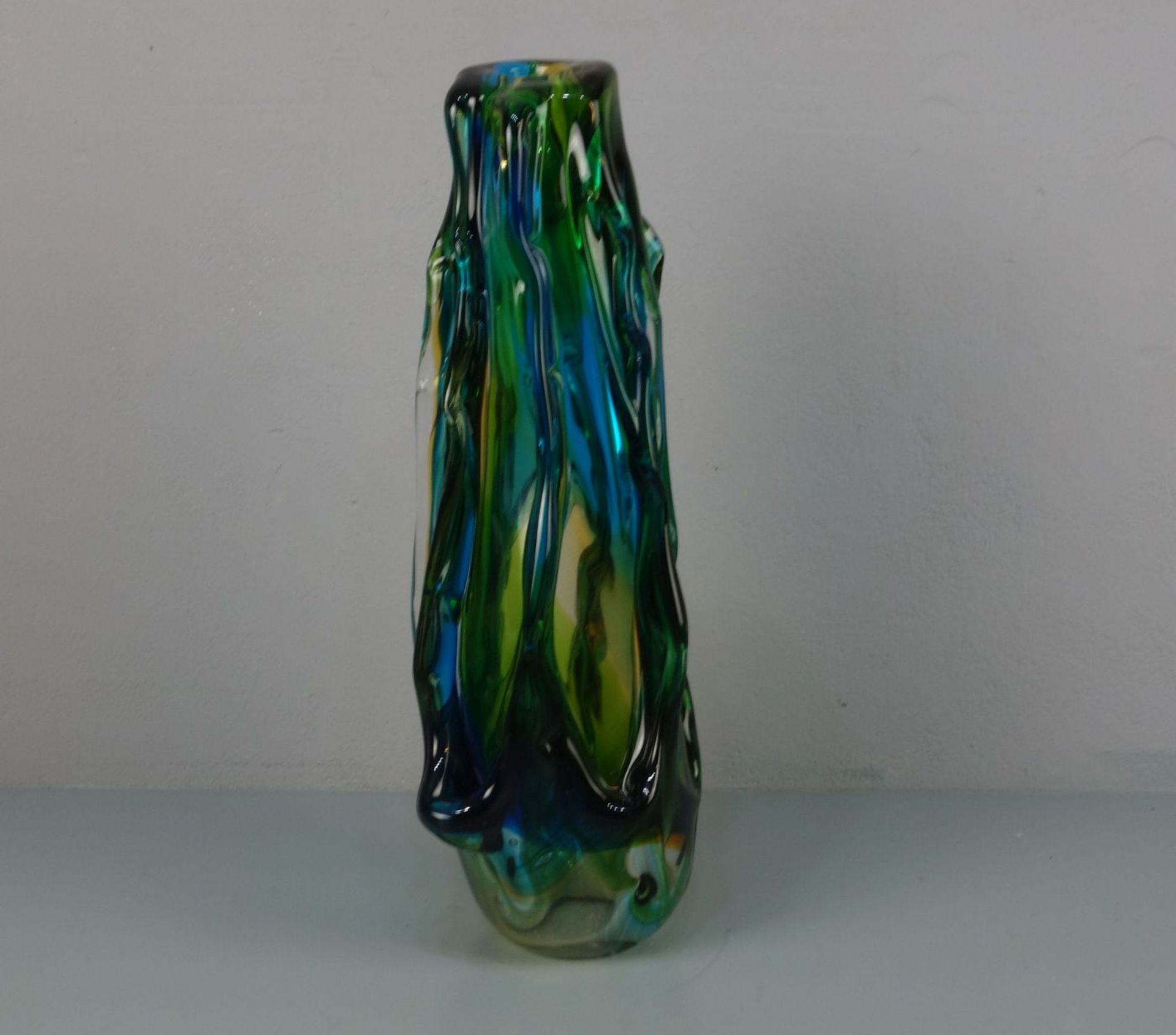 MURANO - GLASVASE, gerippte Keulenform. Dickwandiges farbloses Glas, grün, gelb und blau - Image 2 of 4