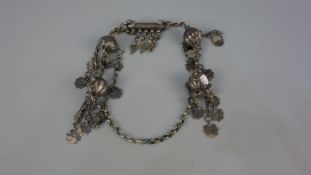 KETTE MIT AMULETTKAPSEL, wohl 19. Jh., Silber/ Beduinensilber und Glas (151,5 g.), orientalisch /