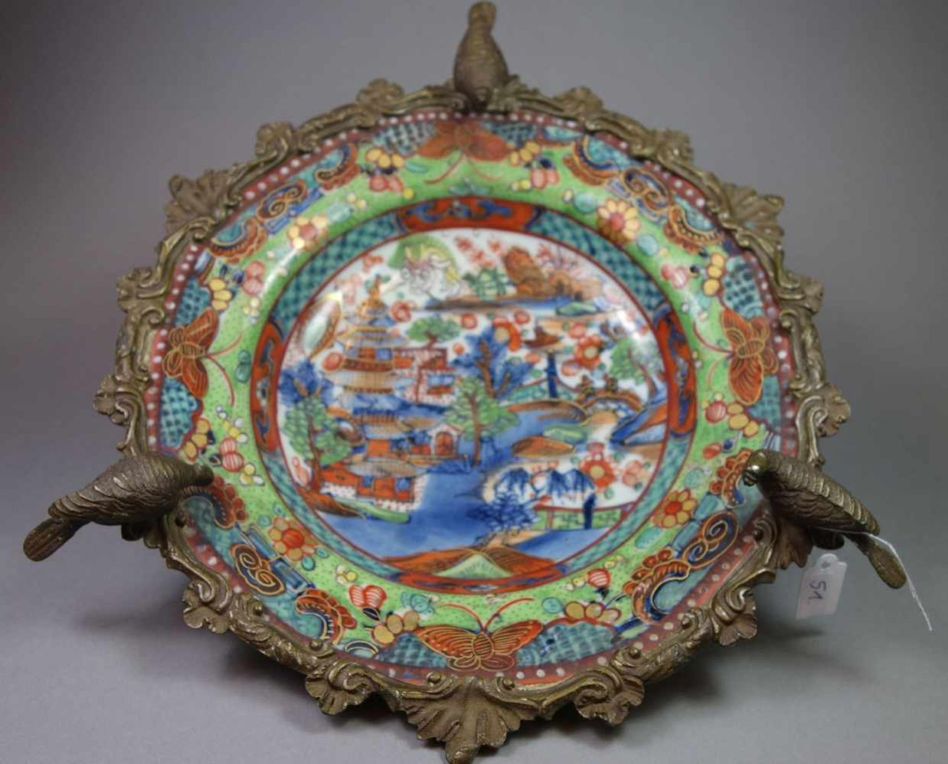 IMARI-TELLER MIT BRONZEMONTUR / ANBIETSCHALE, 18./ 19. Jh. / Imari plate with bronze, Porzellan ( - Bild 2 aus 8