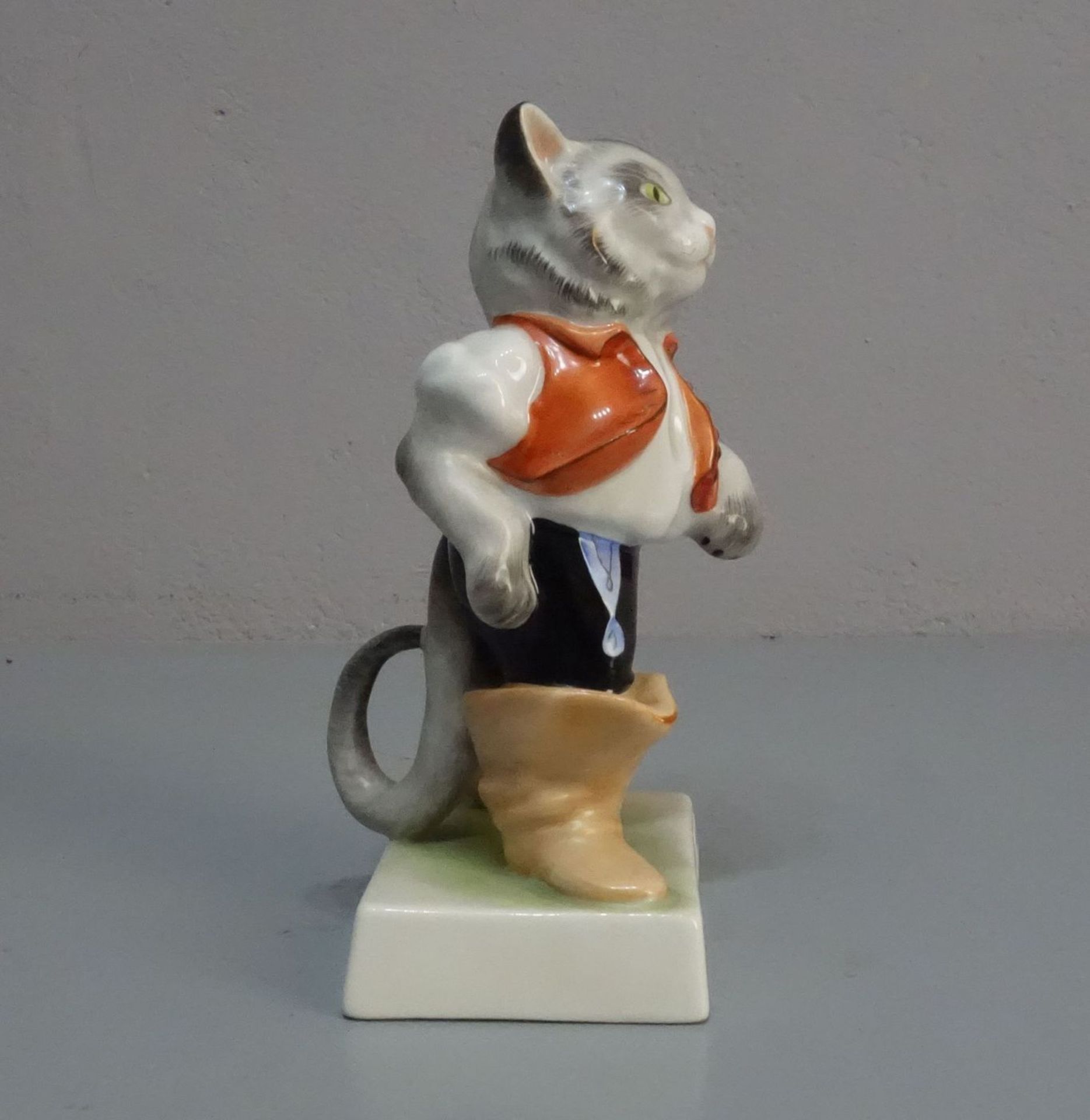 PORZELLANFIGUR nach dem Grimm'schen Märchen: "Der gestiefelte Kater", Porzellan, Manufaktur Herend, - Bild 2 aus 5