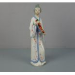 FIGUR: "Geisha mit Blütengirlande" / porcelain figure: "Geisha with flowers", Porzellan, Manufaktur