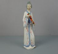 FIGUR: "Geisha mit Blütengirlande" / porcelain figure: "Geisha with flowers", Porzellan, Manufaktur