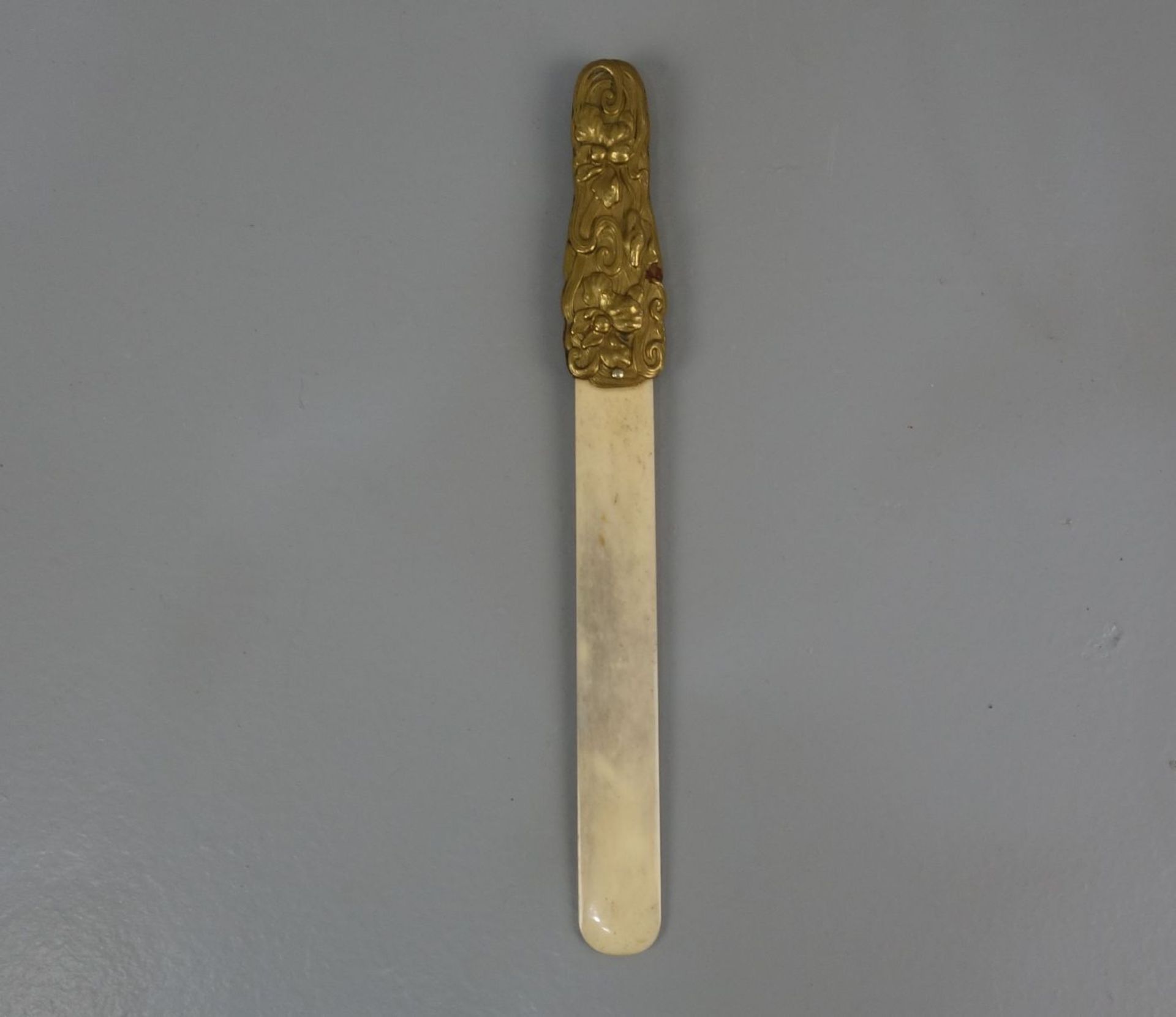 JUGENDSTIL BRIEFÖFFNER / art nouveau paper knife, Messing und Bein, um 1900. Reliefierte und sich - Image 2 of 2