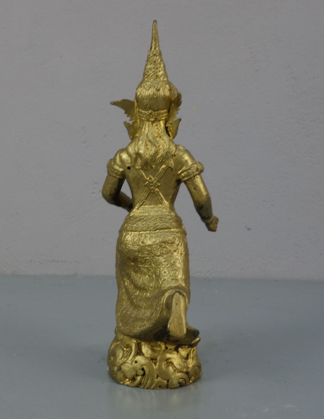 TEMPEL-SKULPTUR MIT INSTRUMENT / sculpture, goldbronziert, wohl Thailand 20. Jh. Vollplastische - Image 4 of 4