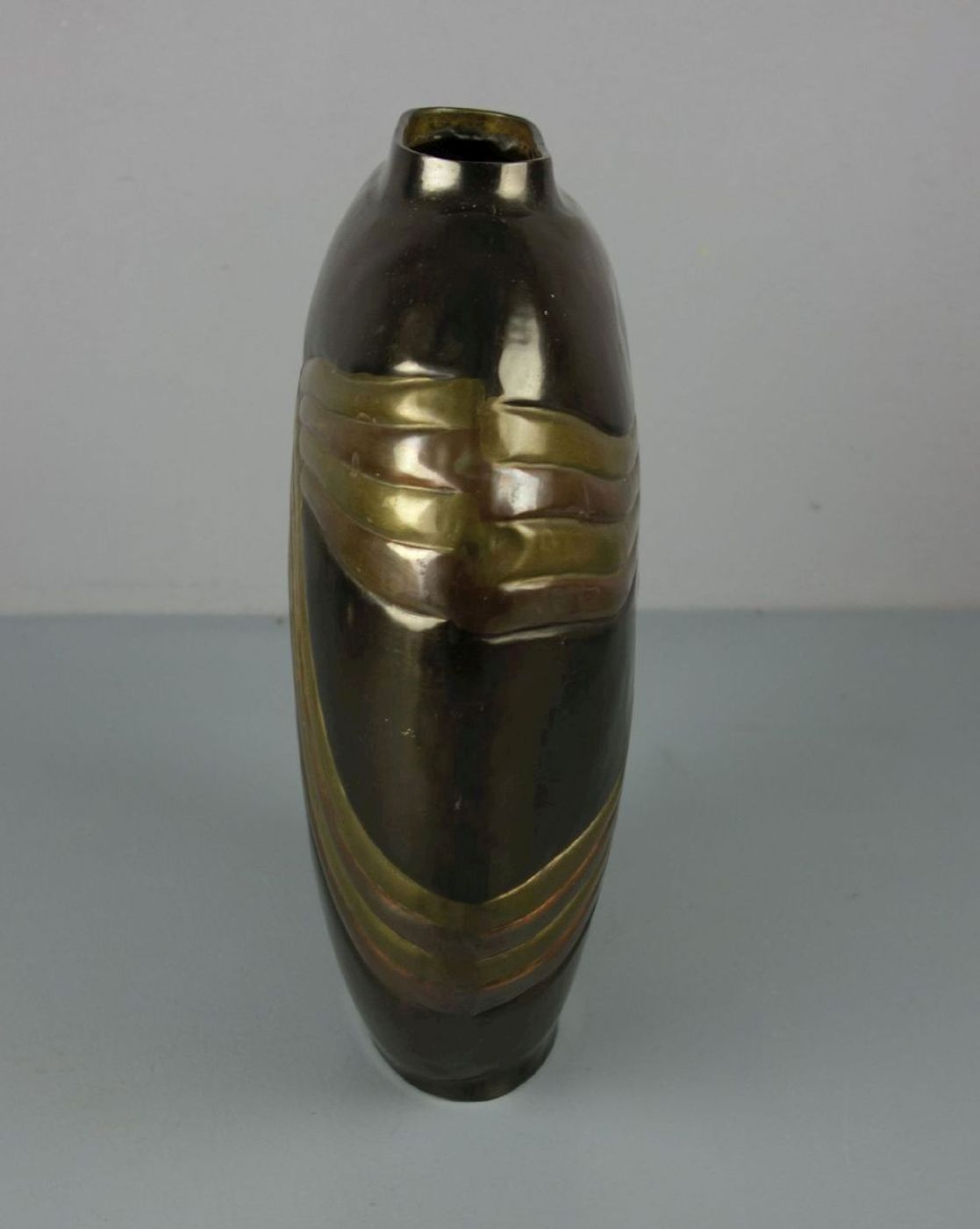 VASE, Bronze, braun, gold- und kupferfarben patiniert, 2. Hälfte 20. Jh.; ovaler Standring, - Image 2 of 3