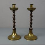 PAAR LEUCHTER / TISCHLEUCHTER / pair of candlestands, messingfarbenes Metall und Nussbaumholz, PAAR