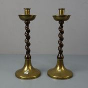 PAAR LEUCHTER / TISCHLEUCHTER / pair of candlestands, messingfarbenes Metall und Nussbaumholz, PAAR