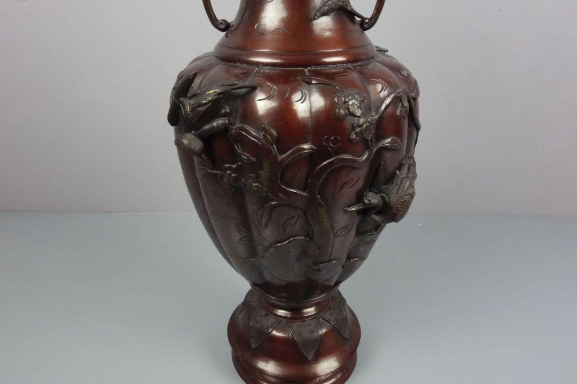 BODENVASE AUS METALL / chinese metal vase, China, 20. Jh., brüniertes Metall, unter dem Stand mit - Bild 3 aus 5