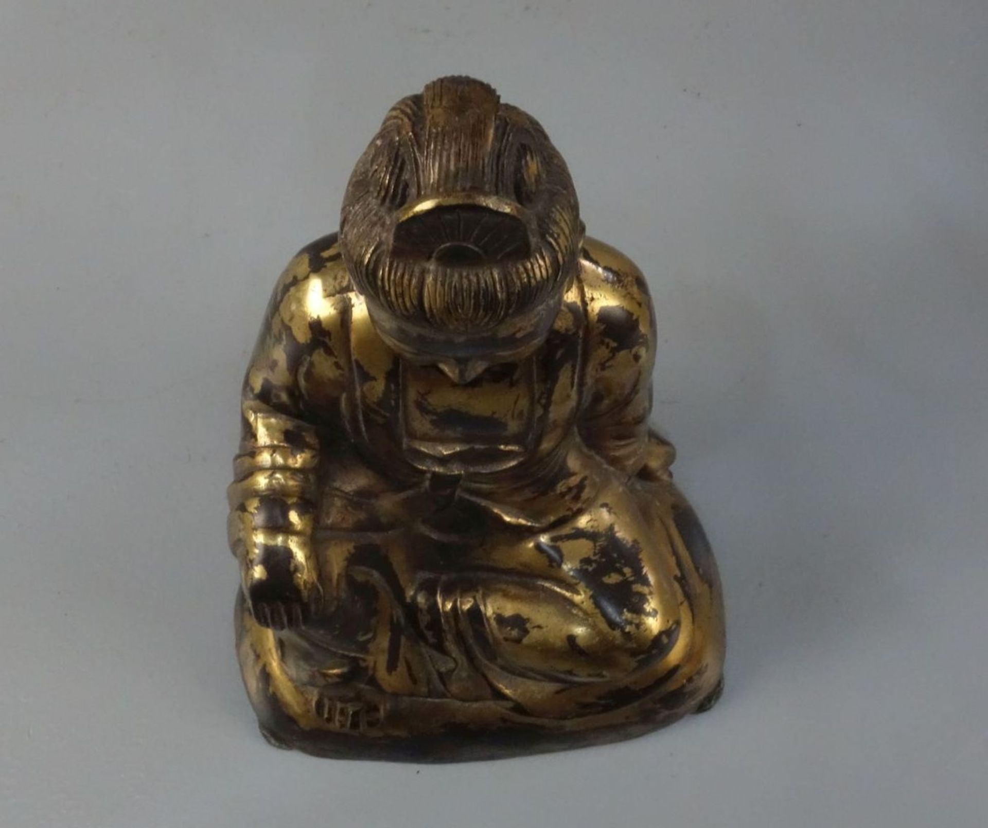 BUDDHA, Bronze, hohl gegossen und dunkelbraun patiniert und vergoldet / mit Goldlackfassung. Leicht - Bild 6 aus 6