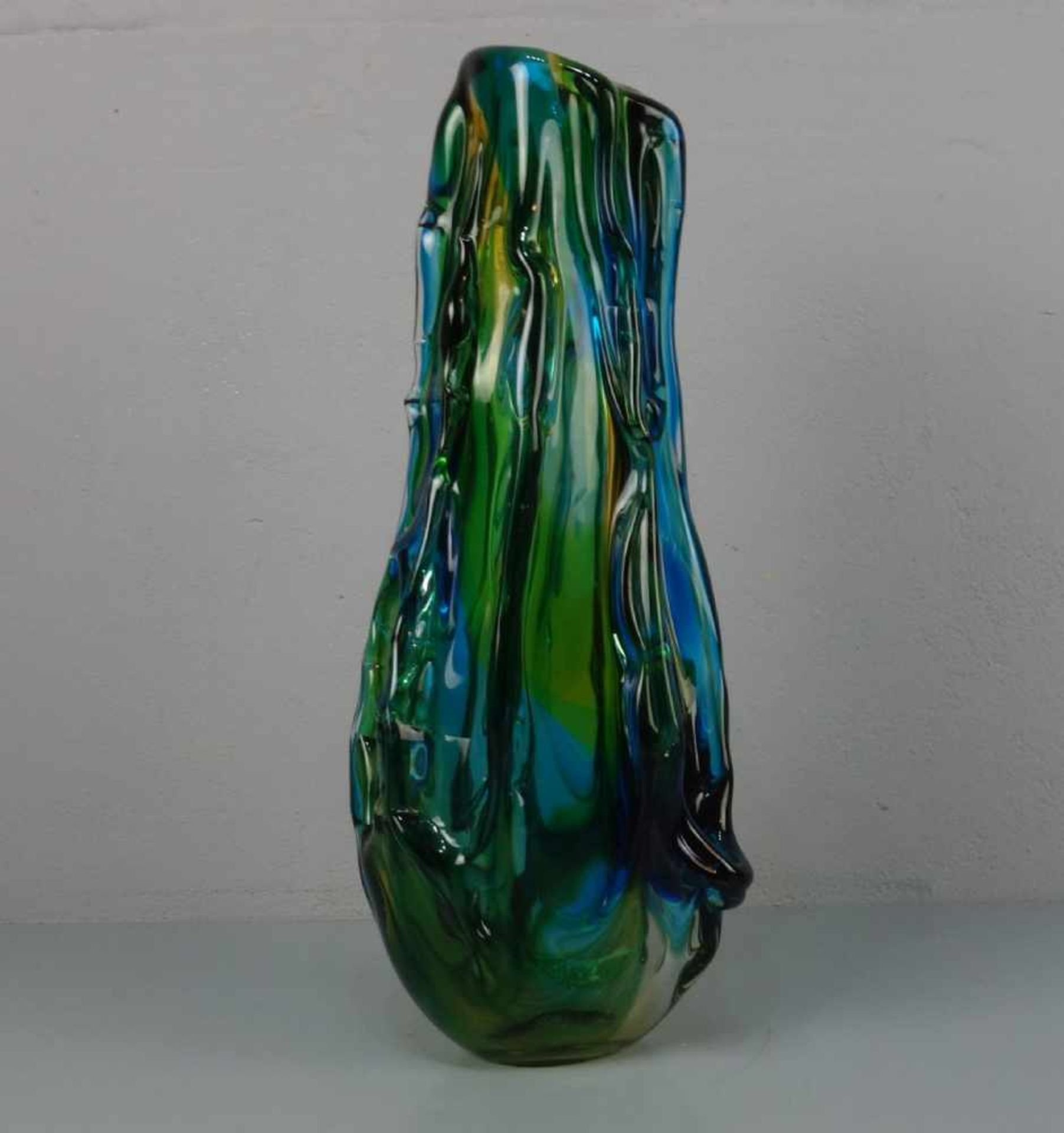 MURANO - GLASVASE, gerippte Keulenform. Dickwandiges farbloses Glas, grün, gelb und blau - Image 3 of 4