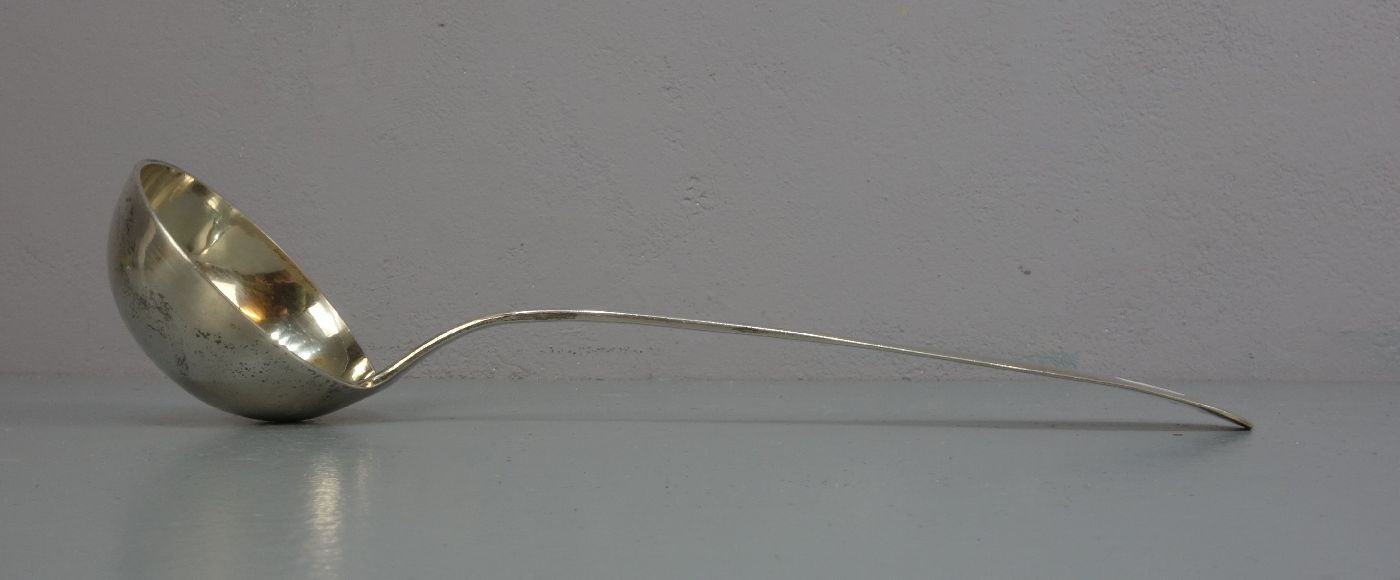 GROSSE VORLEGEKELLE / SUPPENKELLE / large serving ladle, 19. Jh., 800er Silber, 201,5 Gramm. - Bild 2 aus 3