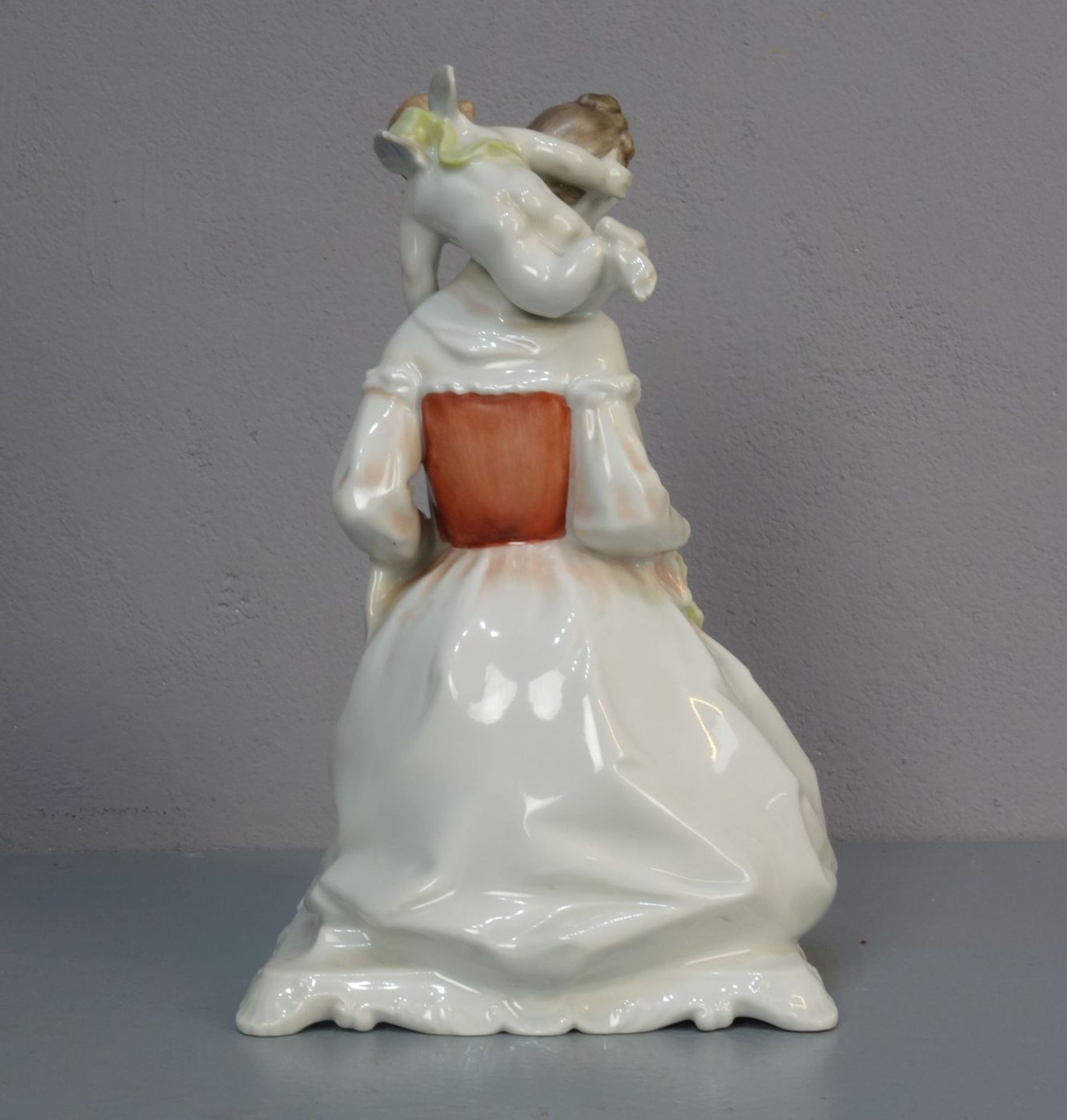 FIGURENGRUPPE "Frau mit Blumenstrauß und Amorette" / porcelain figure: "Woman with flowers and - Image 3 of 5