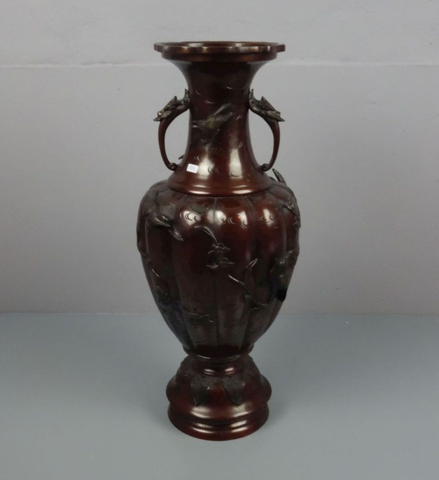 BODENVASE AUS METALL / chinese metal vase, China, 20. Jh., brüniertes Metall, unter dem Stand mit