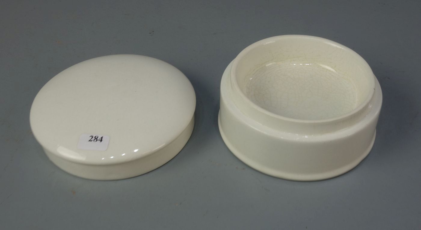 DECKELDOSE / porcelain box, Weissporzellan, Manufaktur Petrus Regout Maastricht / Belgien. - Image 2 of 3