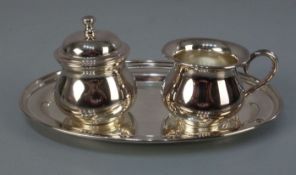 MILCHKÄNNCHEN UND ZUCKERDOSE AUF TABLETT / plated creamer and sugar bowl on a tray, versilbertes