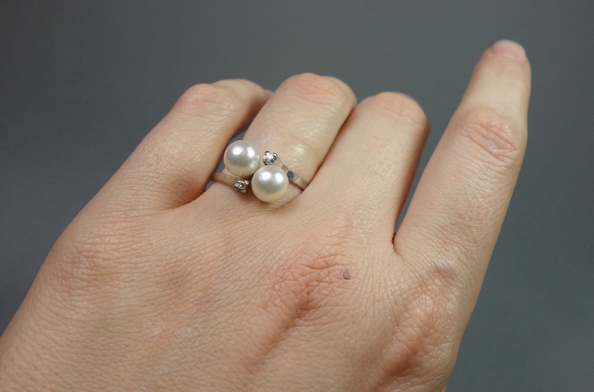 RING, 750er Weissgold (3,6 g), besetzt mit 2 Perlen (D. 6 mm) und zwei kleinen Brillanten. Ring-Gr. - Bild 5 aus 5