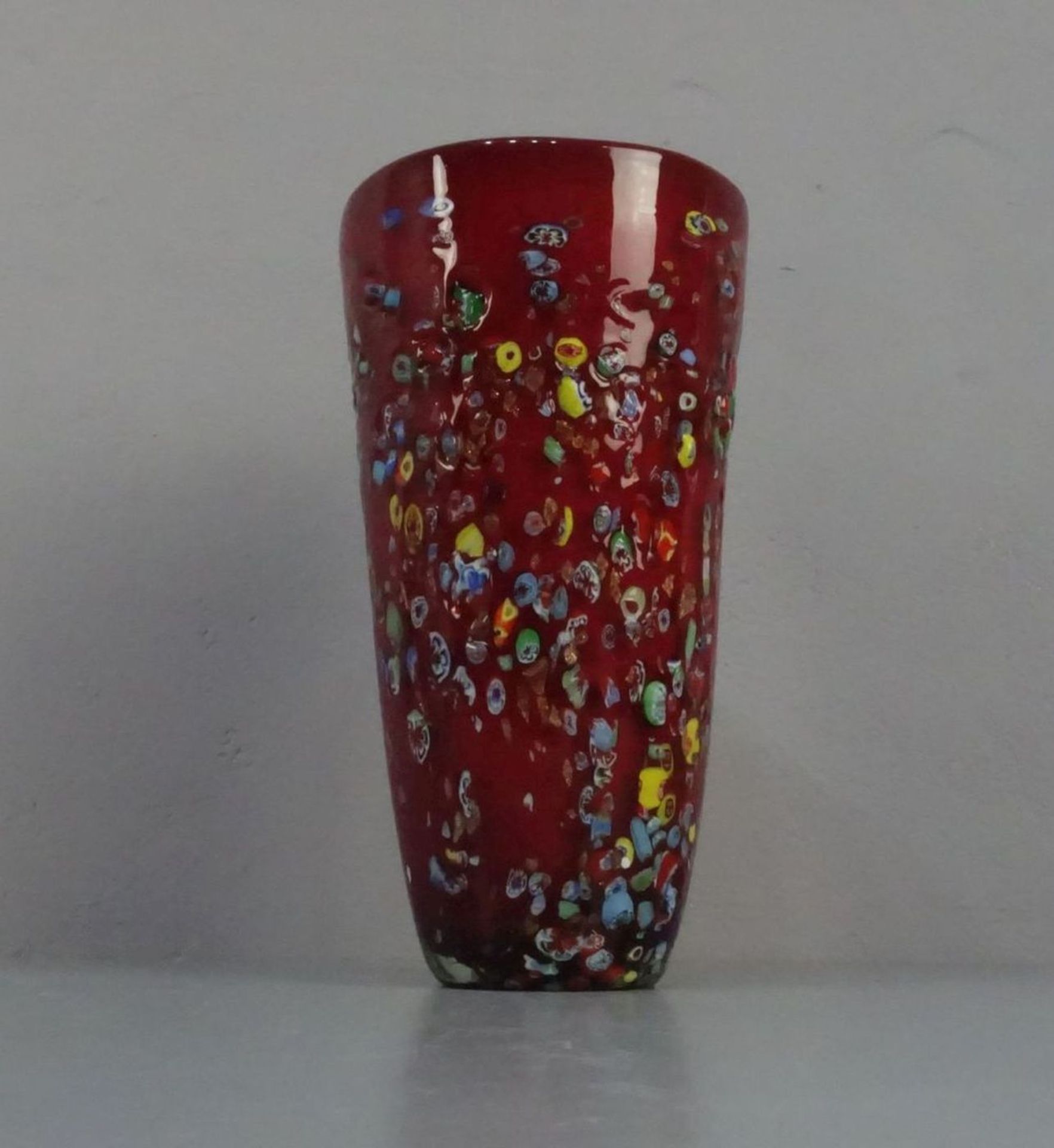 MURANO - GLASVASE "Mille fiori", dickwandiges farbloses Glas mit rotem Unterfang, eingeschmolzenen - Image 4 of 4