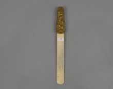 JUGENDSTIL BRIEFÖFFNER / art nouveau paper knife, Messing und Bein, um 1900. Reliefierte und sich