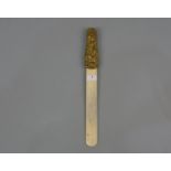 JUGENDSTIL BRIEFÖFFNER / art nouveau paper knife, Messing und Bein, um 1900. Reliefierte und sich