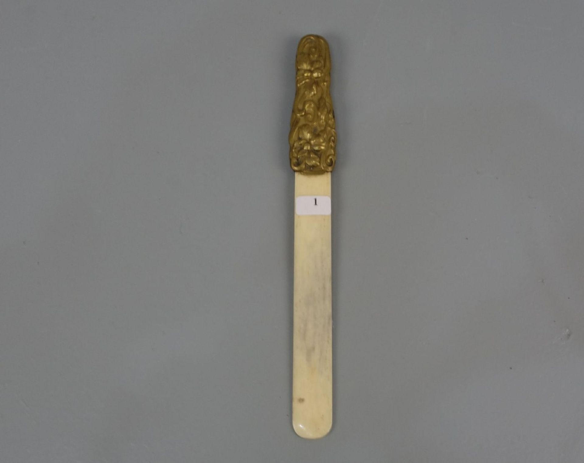 JUGENDSTIL BRIEFÖFFNER / art nouveau paper knife, Messing und Bein, um 1900. Reliefierte und sich