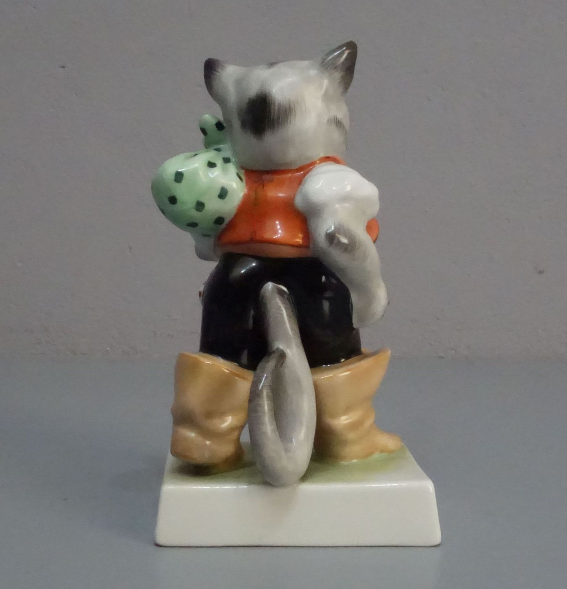 PORZELLANFIGUR nach dem Grimm'schen Märchen: "Der gestiefelte Kater", Porzellan, Manufaktur Herend, - Bild 3 aus 5