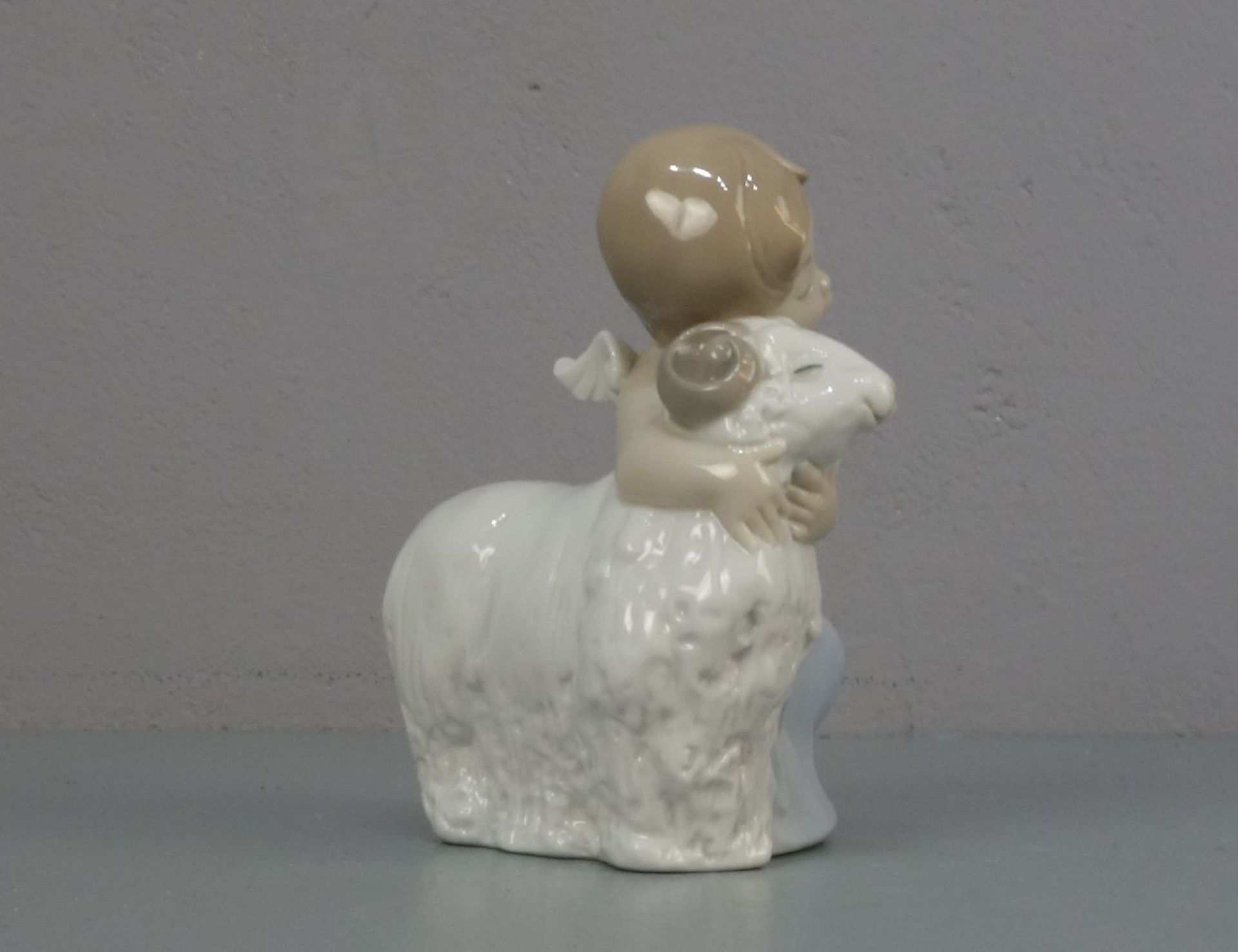 FIGUR: "Engel mit Widder" / porcelain figure "Angel with a ram" Porzellan, Manufaktur Nao, Valencia - Bild 2 aus 4