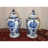 PAAR CHINESISCHE DECKELVASEN / pair of chinese vases, late Qing dynasty, Porzellan (ungemarkt),