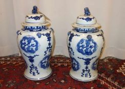 PAAR CHINESISCHE DECKELVASEN / pair of chinese vases, late Qing dynasty, Porzellan (ungemarkt),