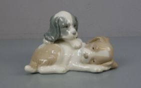 FIGURENGRUPPE: "Spielende Welpen" / porcelain figure: "playing puppies", Porzellan, Manufaktur Nao,