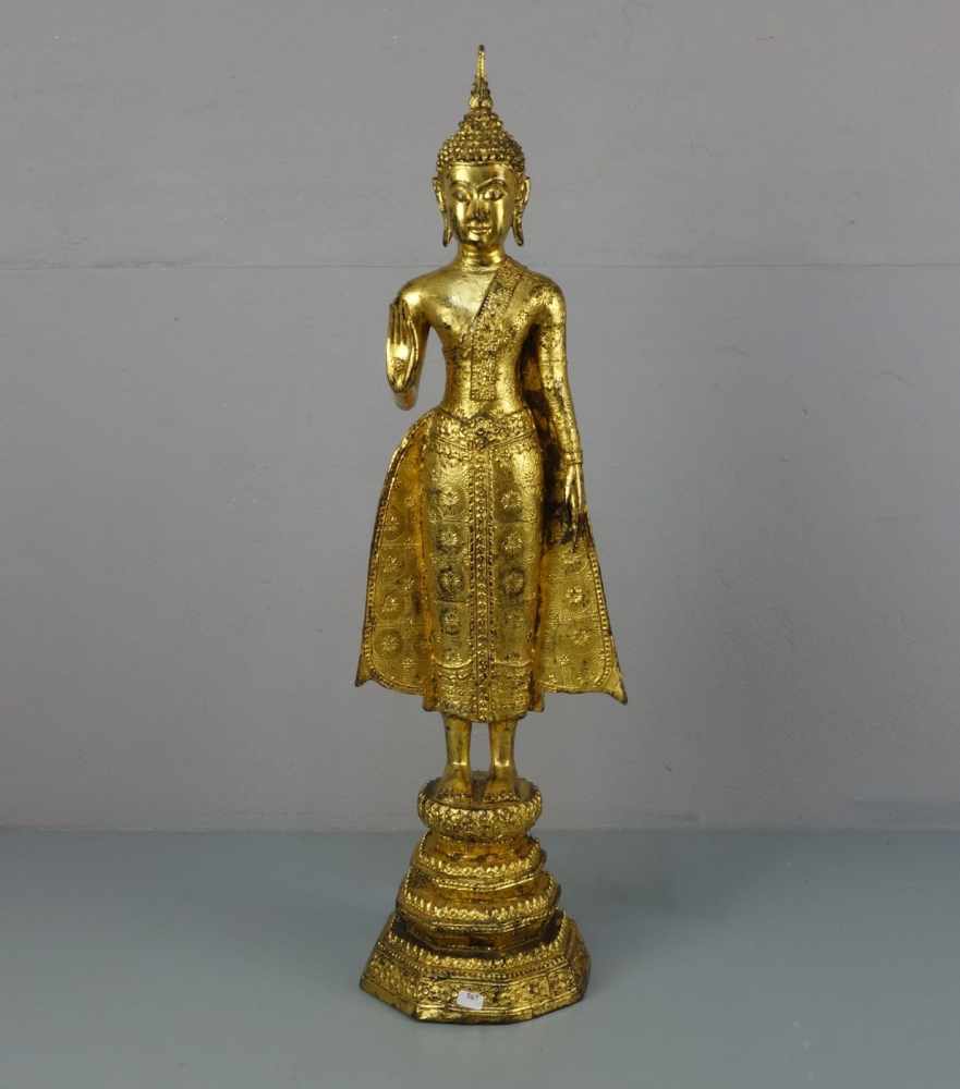 MANDALAY-BUDDHA, wohl 20. Jh., Thailand, Bronze mit Goldfassung. Vollplastische figürliche