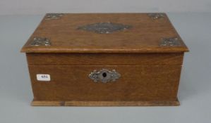 SCHATULLE mit versilberten Monturen / box, Buchenholz, Anfang 20. Jh.; Quaderform auf profiliertem