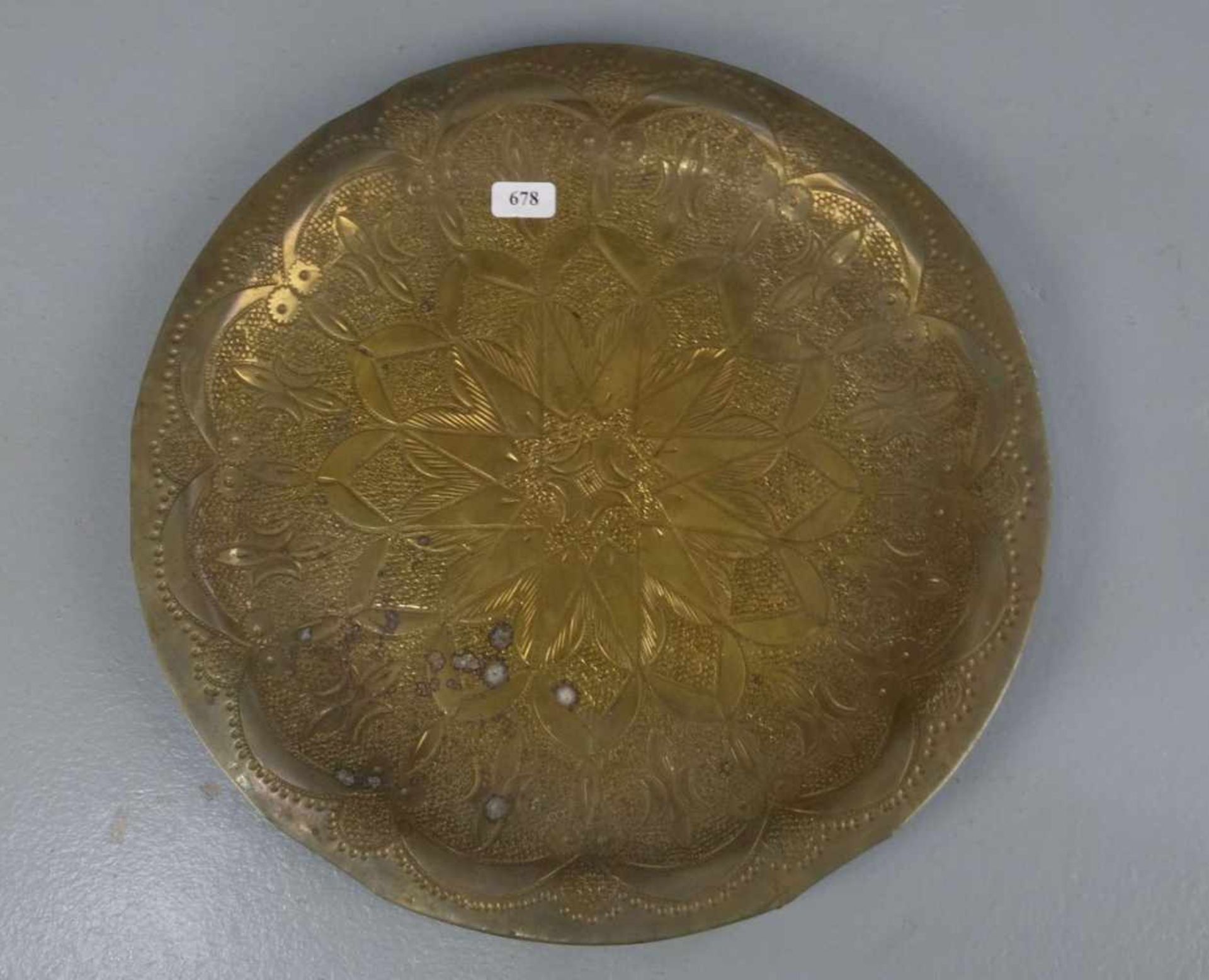 ORIENTALISCHER DEKOR-TELLER / oriental plate, wohl Kupfer und Messing (499,5 g), wohl Marokko um