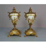 PAAR VASEN mit mediterraner Landschaft und Metallmonturen, um 1900 / pair of vases, Porzellan,