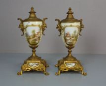 PAAR VASEN mit mediterraner Landschaft und Metallmonturen, um 1900 / pair of vases, Porzellan,