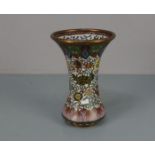 CLOISONNÉ VASE, Asien, wohl 1. H. 20. Jh., polychromes Emaille in Cloisonne-Technik über Kupfer.