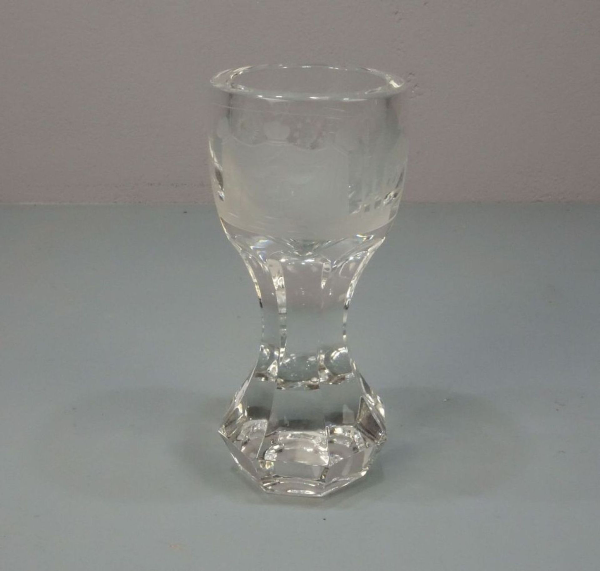 GLAS / POKALGLAS MIT FREIMAURERSYMBOLIK / masonic glass. Dickwandiges Glas (1 cm) mit eingezogener - Bild 2 aus 3