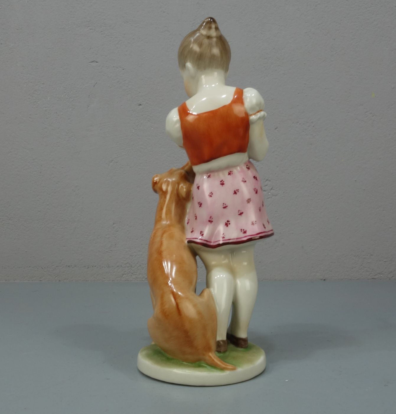 FIGURENGRUPPE: "Mädchen mit Hund" / porcelain figure "girl with a dog", Porzellan, Manufaktur - Image 3 of 5