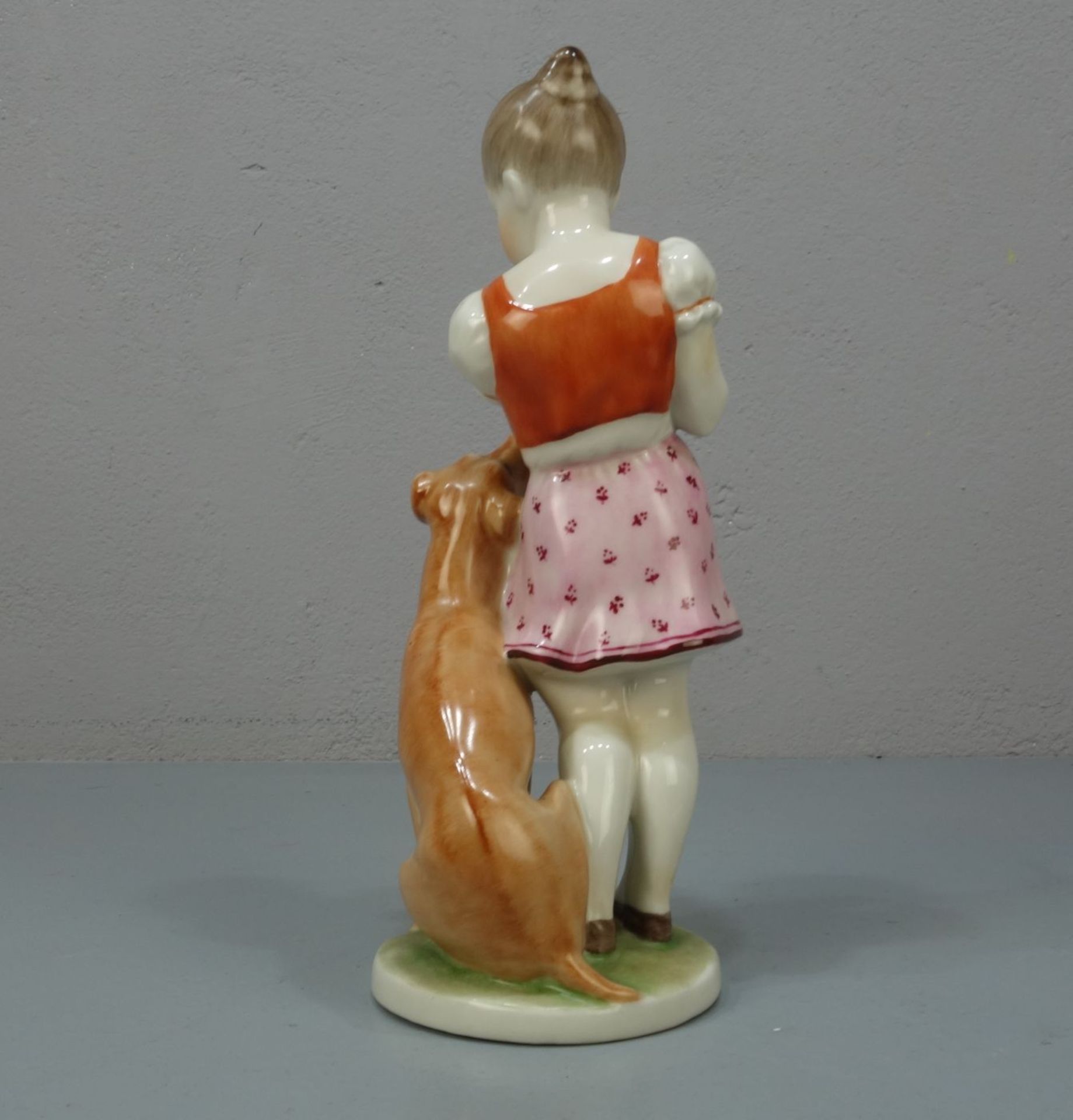 FIGURENGRUPPE: "Mädchen mit Hund" / porcelain figure "girl with a dog", Porzellan, Manufaktur - Bild 3 aus 5