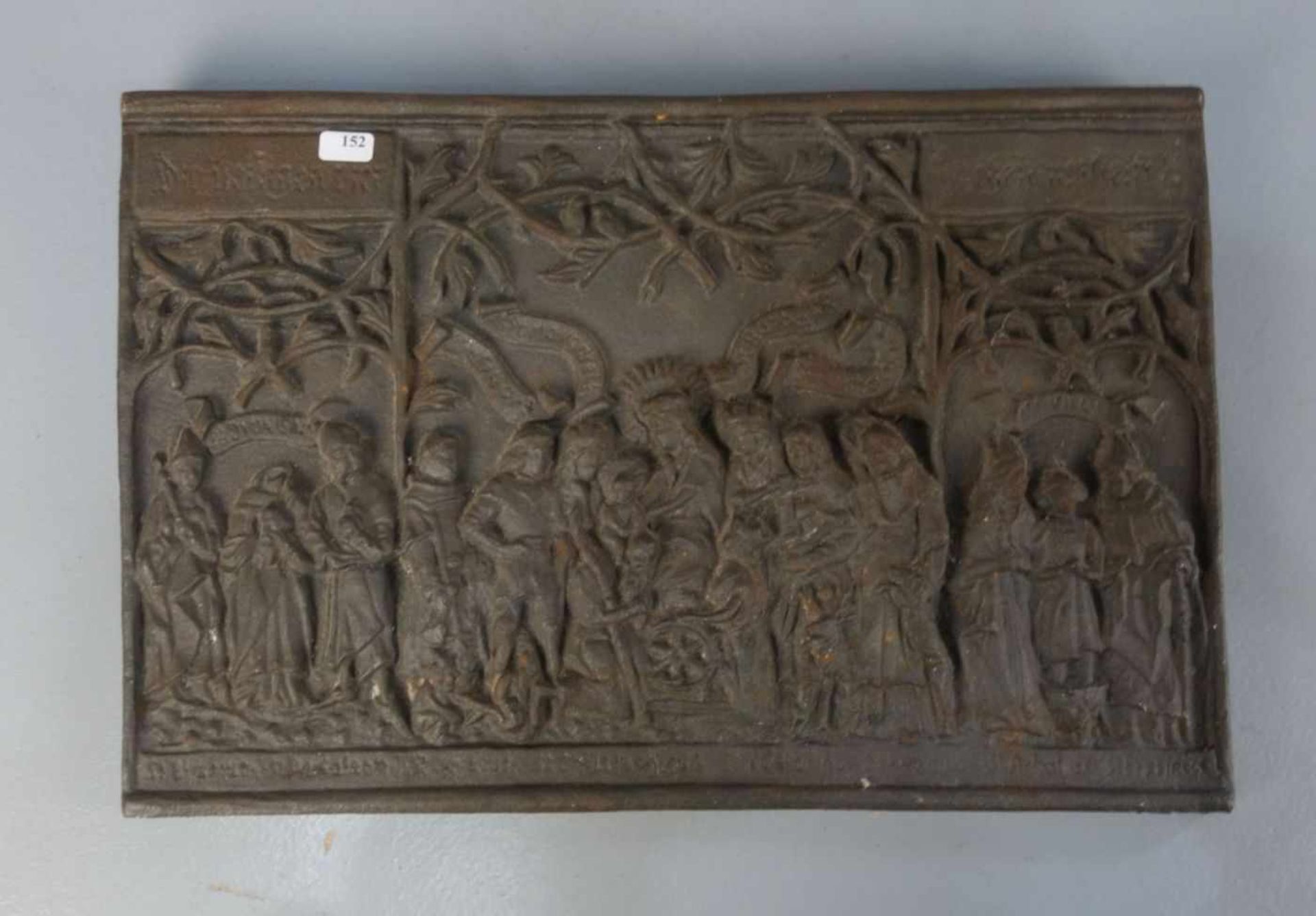 OFENPLATTE / GUSSEISEN mit Reliefdekor, gotisierende Darstellung in der Art eines Altarretabels; im