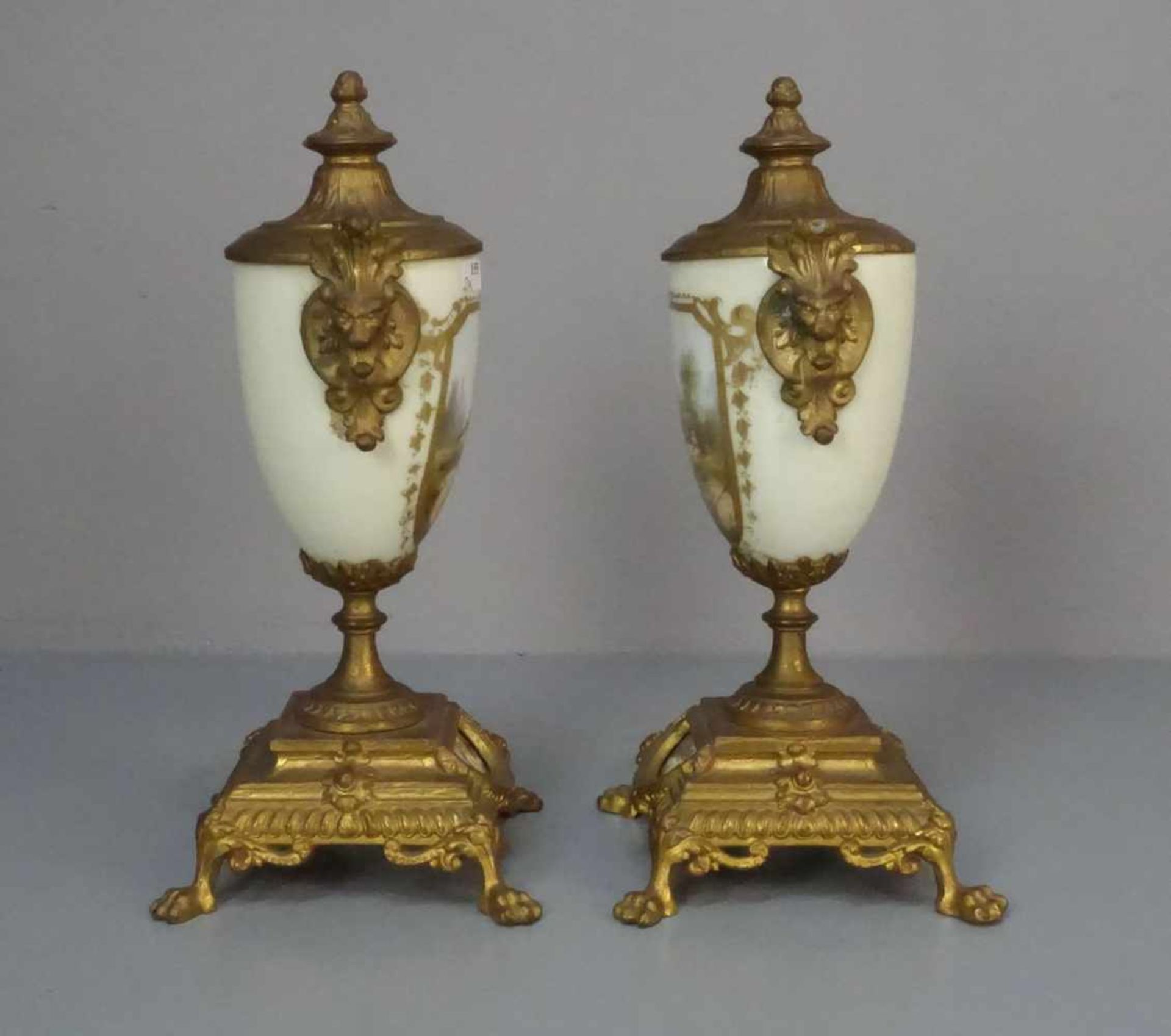 PAAR VASEN mit mediterraner Landschaft und Metallmonturen, um 1900 / pair of vases, Porzellan, - Image 2 of 4
